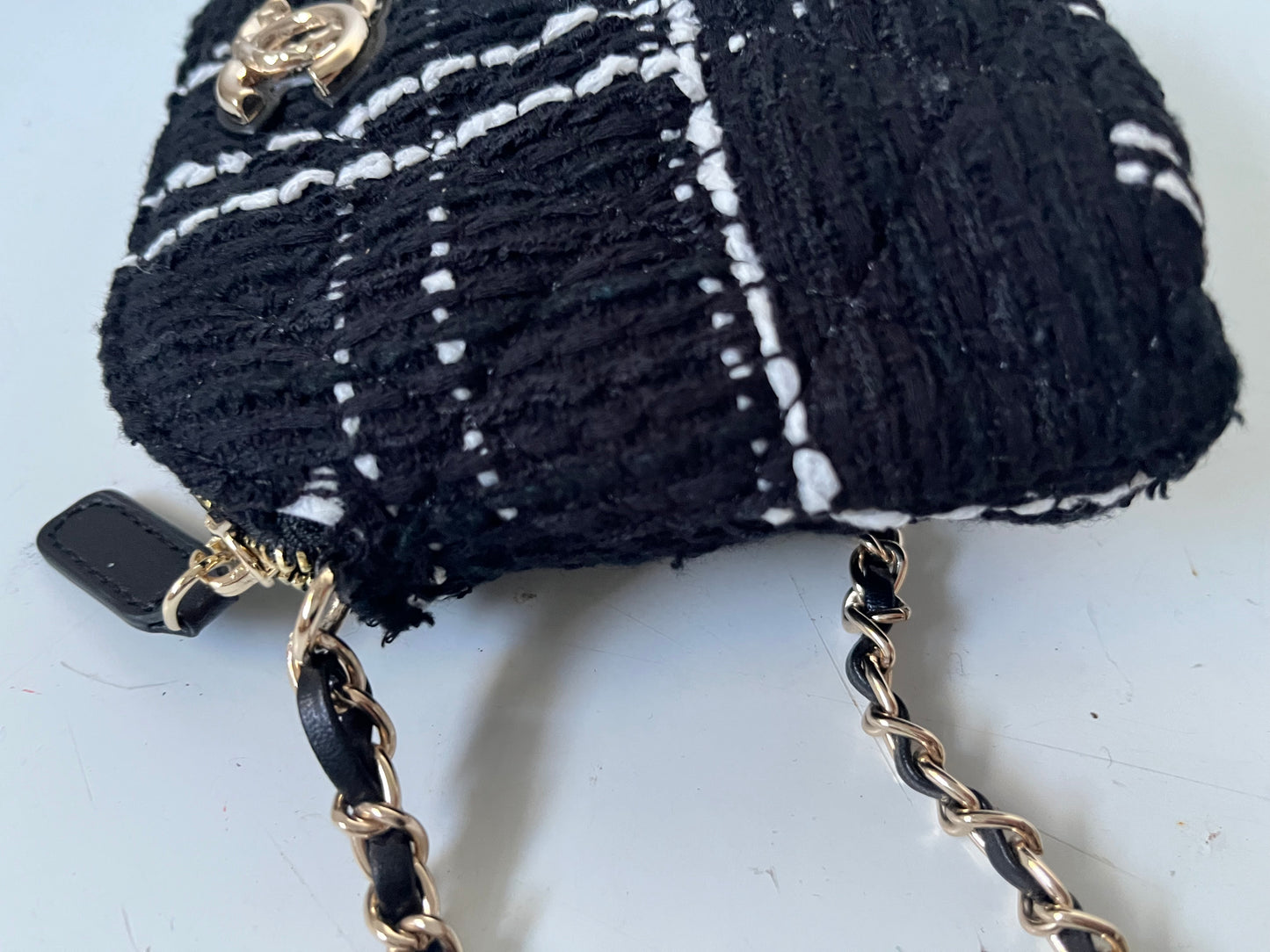 Chanel Tweed Crossbody Bag Schwarz Weiß CC Logo Mini Bag GWP