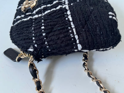 Chanel Tweed Crossbody Bag Schwarz Weiß CC Logo Mini Bag GWP