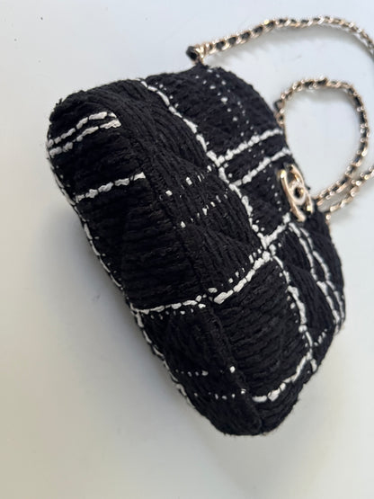 Chanel Tweed Crossbody Bag Schwarz Weiß CC Logo Mini Bag GWP